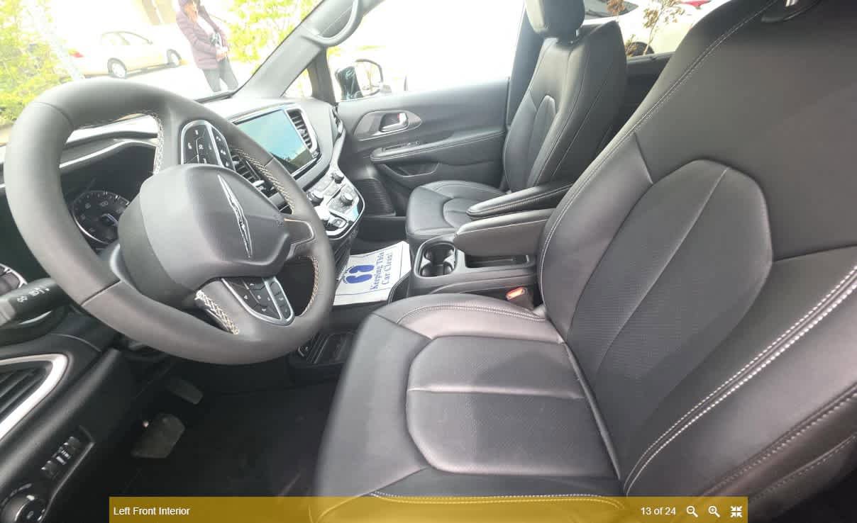 Used 2025 Chrysler Pacifica Select image 11