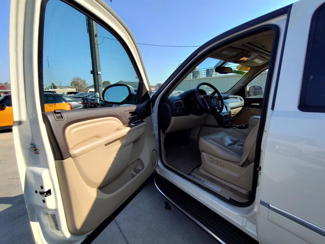 Used 2011 GMC Yukon Denali image 17