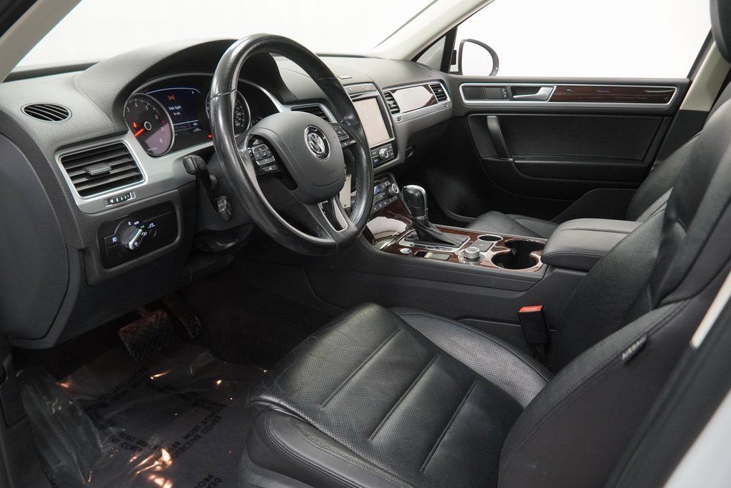 Used 2016 Volkswagen Touareg VR6 image 17