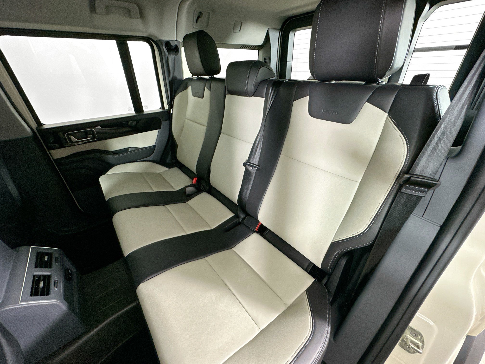 Used 2024 INEOS Grenadier Station Wagon AWD/4WD image 38