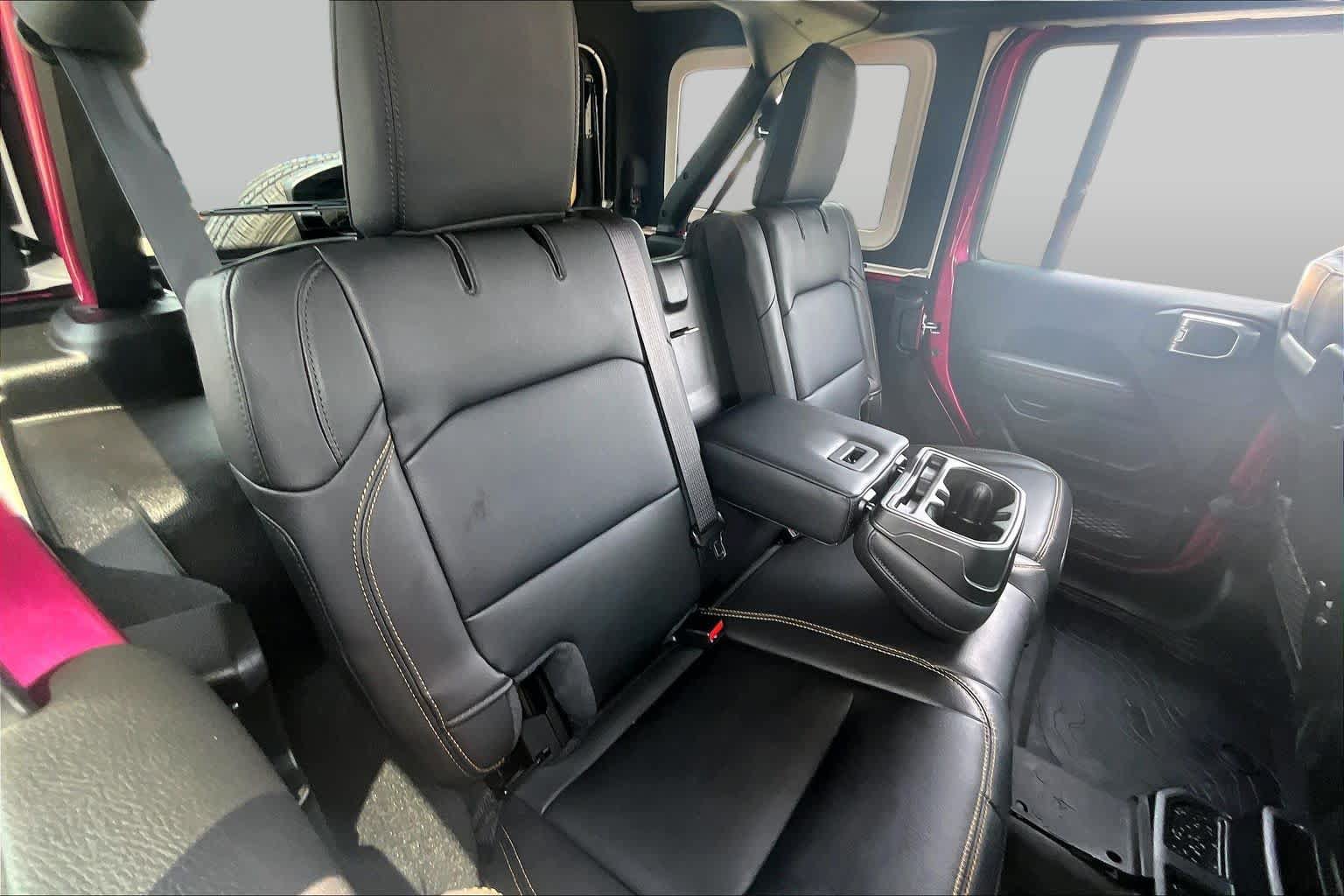 Used 2024 Jeep Wrangler Unlimited Sahara w/ Technology Group AWD/4WD image 19