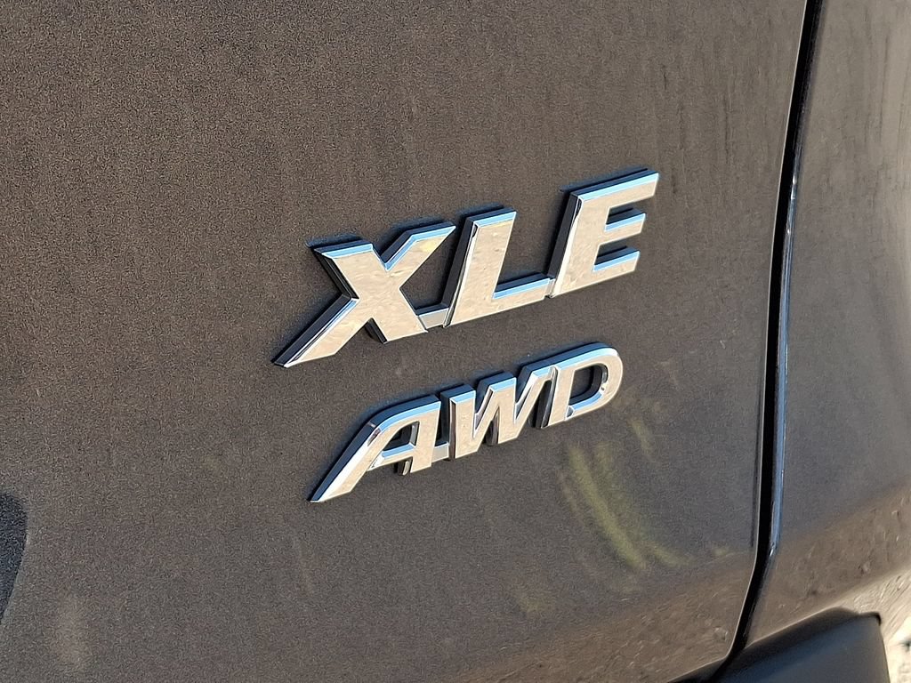 Used 2020 Toyota RAV4 XLE AWD/4WD image 29