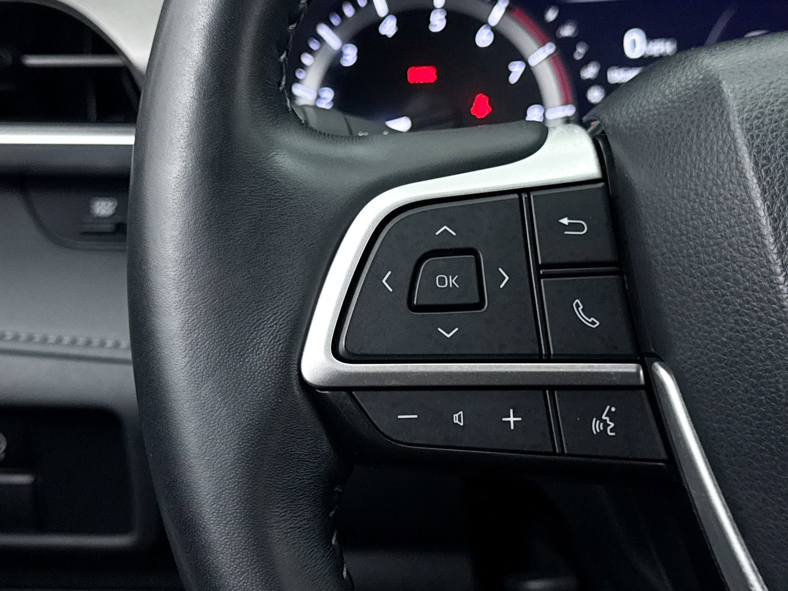 Used 2023 Toyota Highlander LE image 35