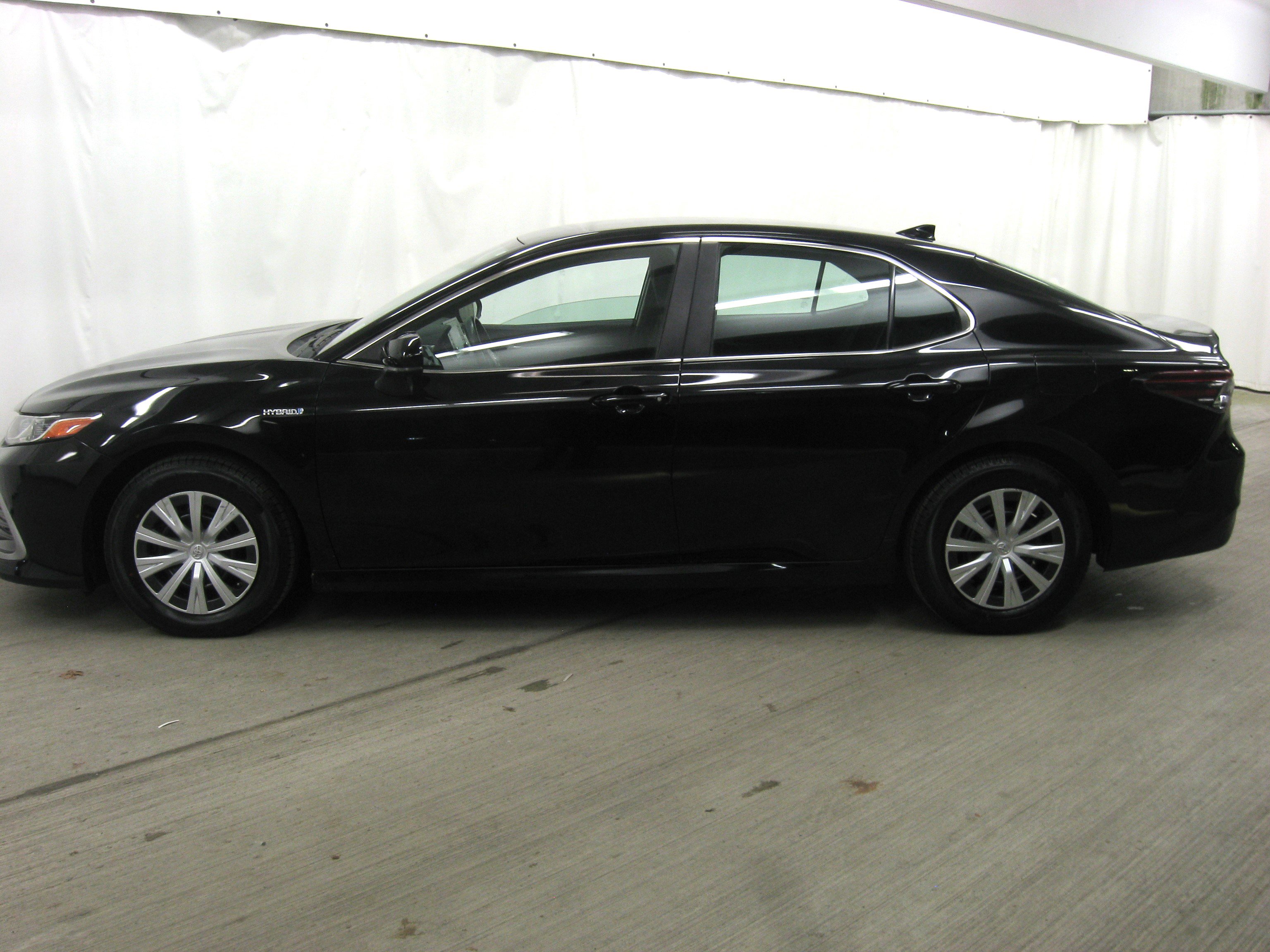 Used 2021 Toyota Camry LE image 23