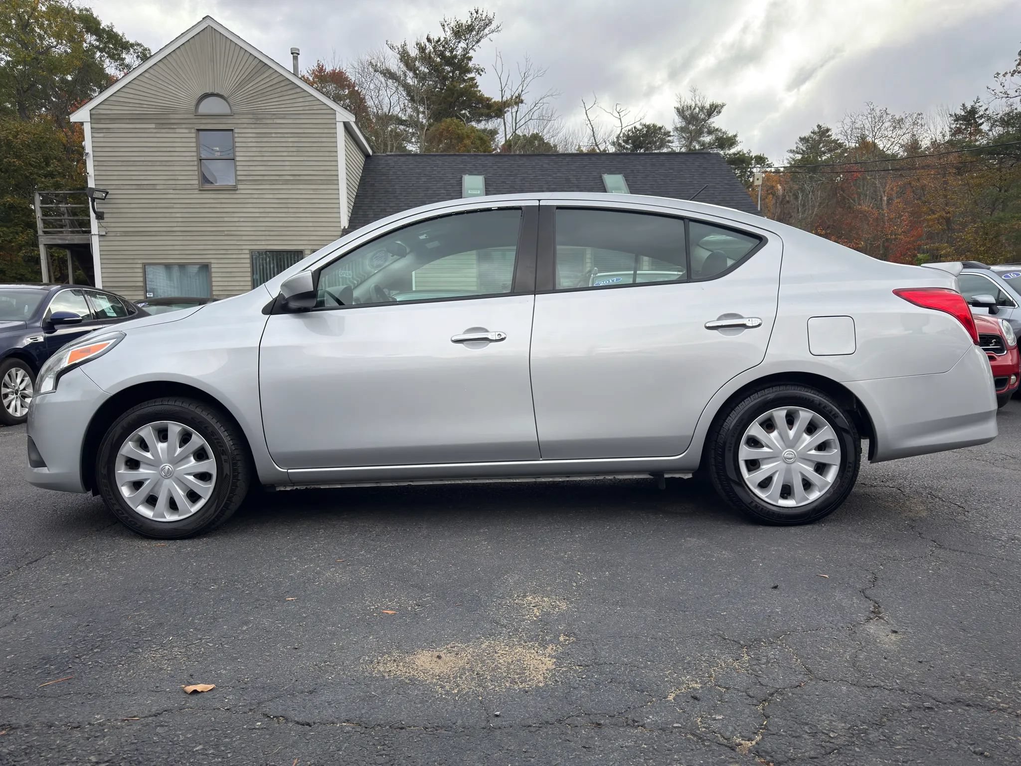 Used 2019 Nissan Versa SV FWD image 4