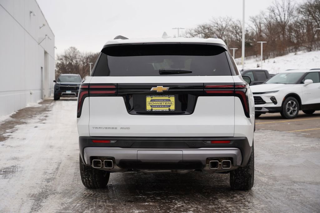 Used 2025 Chevrolet Traverse LT image 4