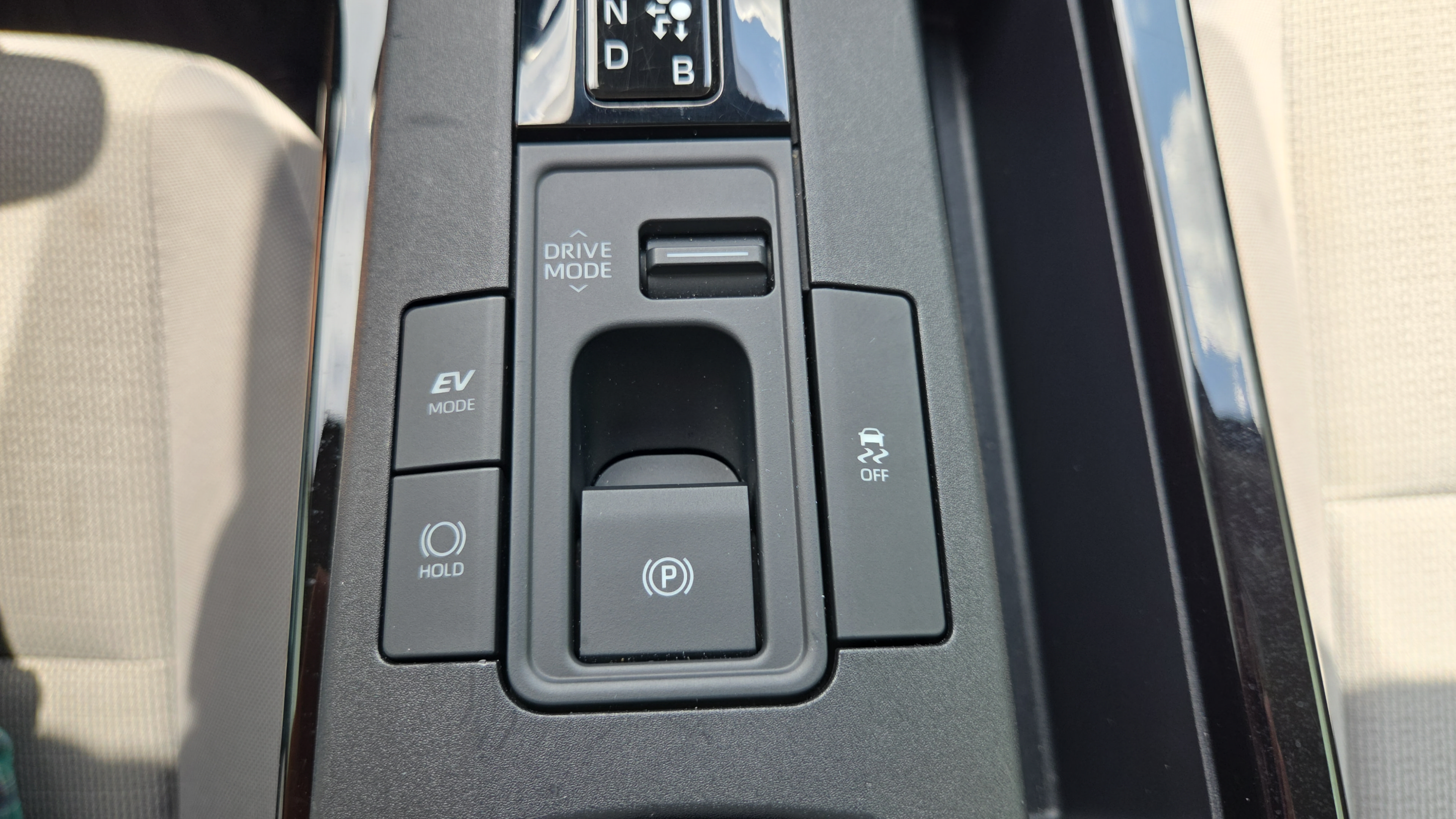 Certified 2025 Toyota Prius LE FWD image 24