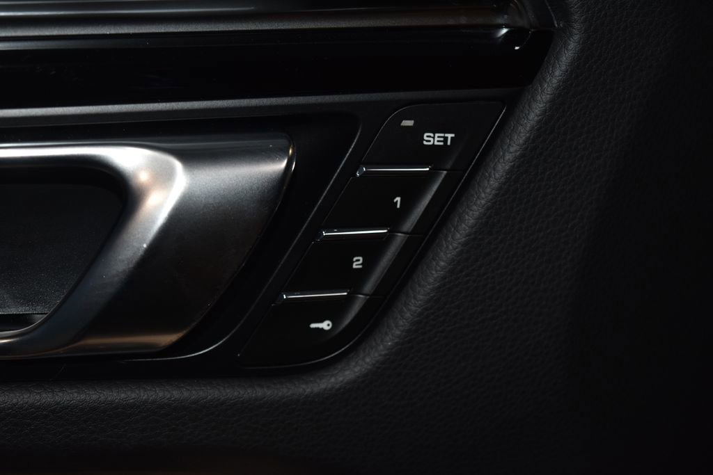 Certified 2025 Porsche Macan image 7