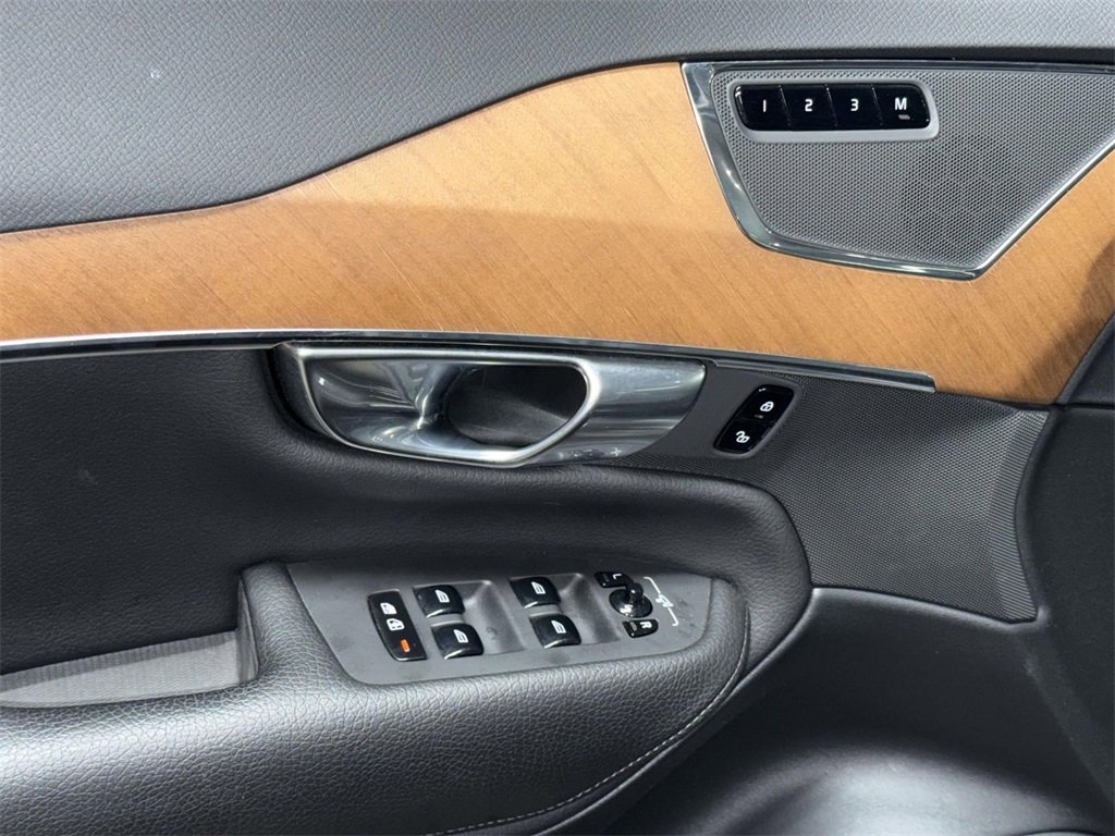 Used 2022 Volvo XC90 T6 Momentum w/ Advanced Package image 19