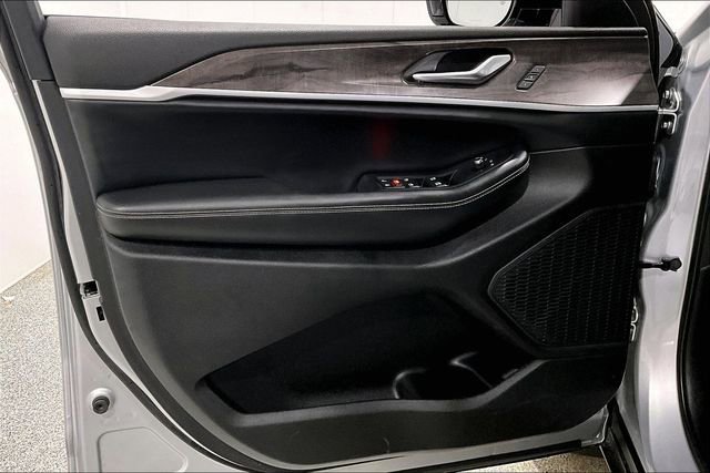 Used 2023 Jeep Grand Cherokee Limited w/ Luxury Tech Group II image 21