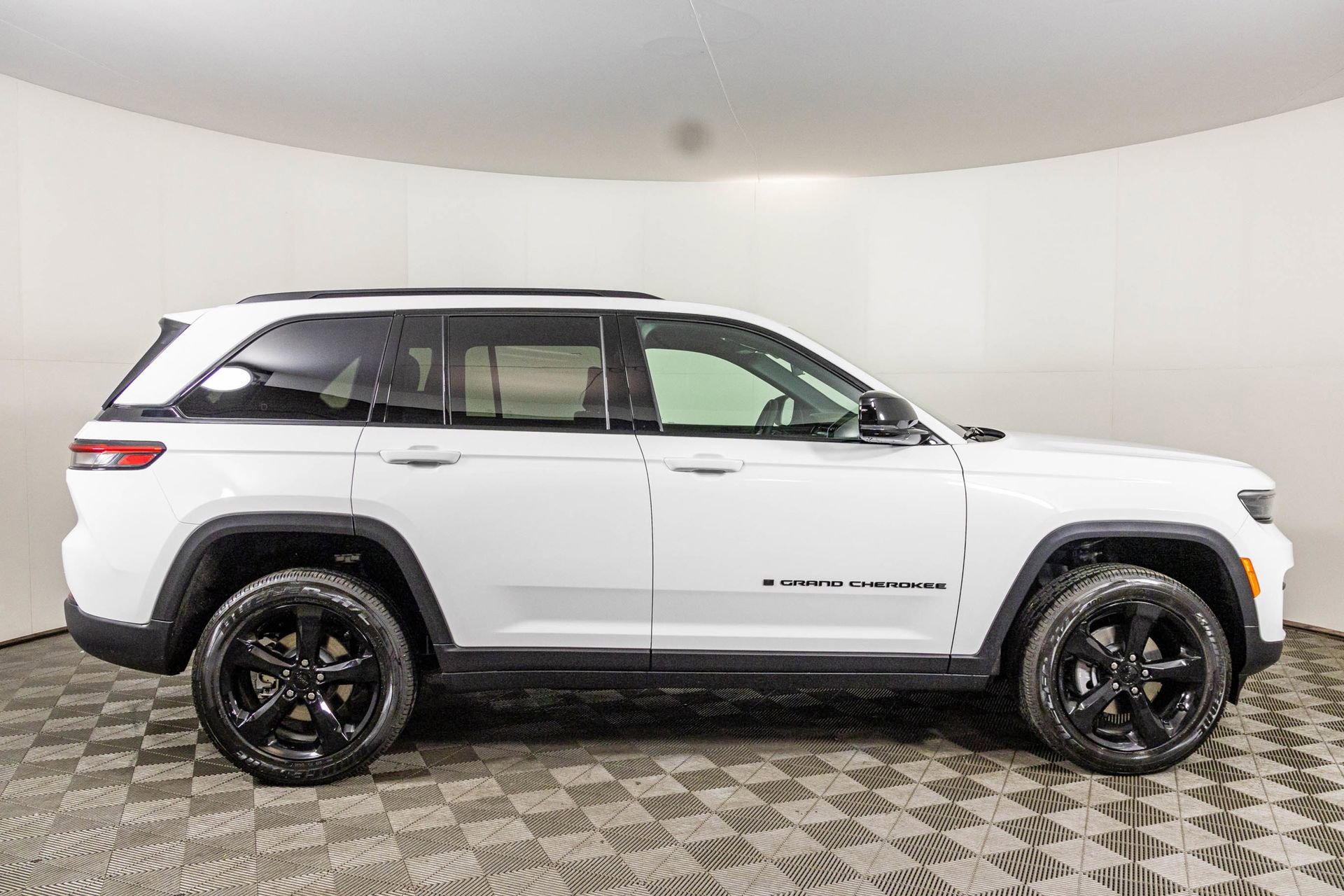 New 2025 Jeep Grand Cherokee Laredo image 6