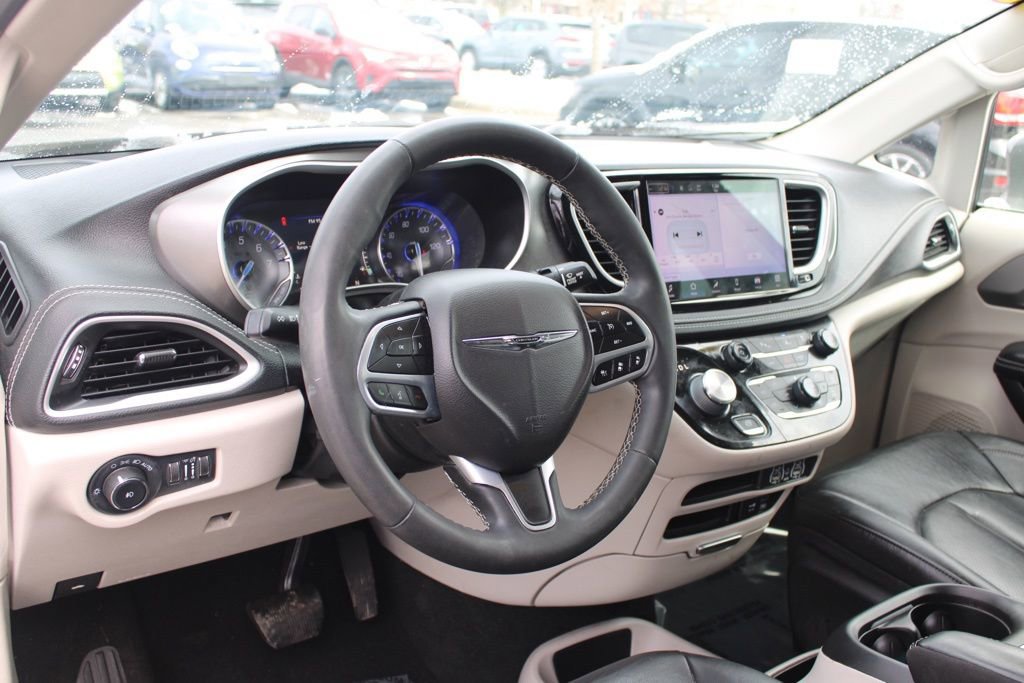 Used 2022 Chrysler Pacifica Touring-L image 16