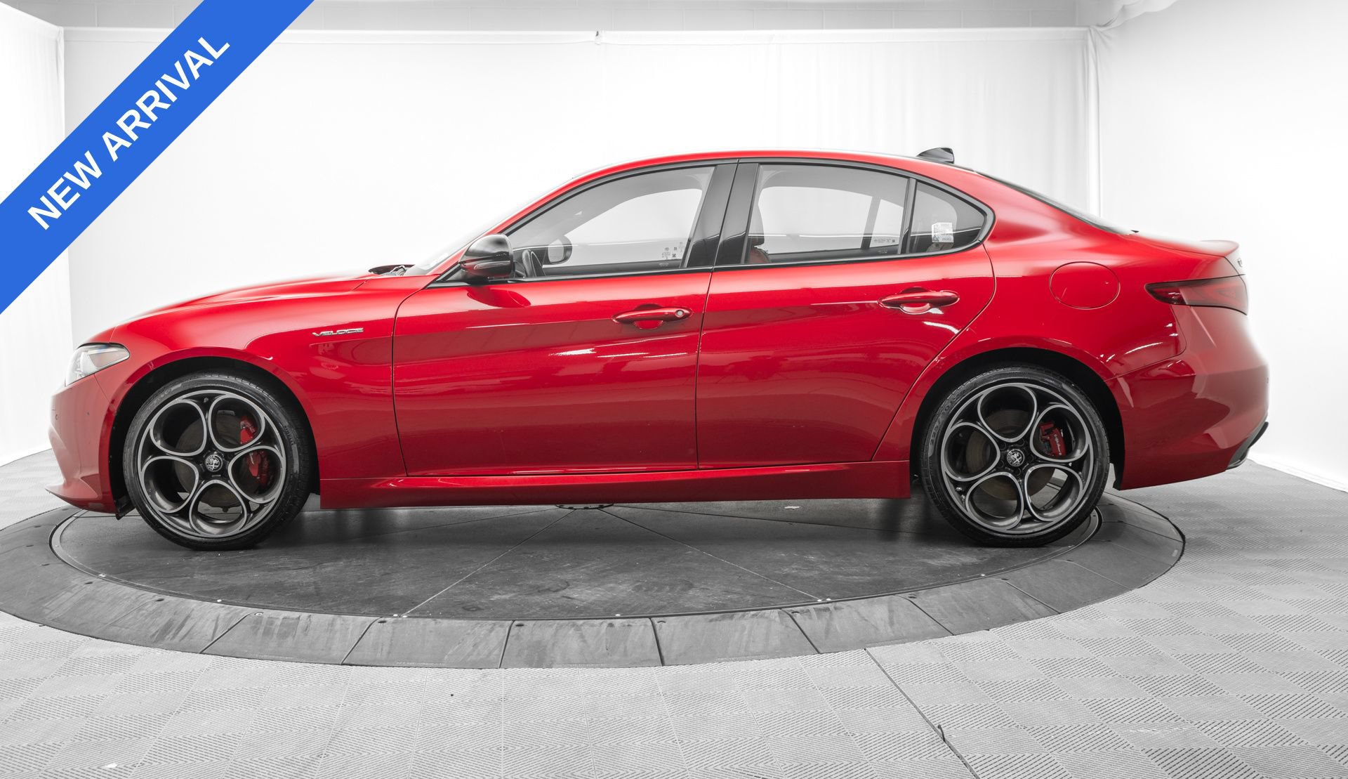 Used 2023 Alfa Romeo Giulia Veloce AWD/4WD image 4