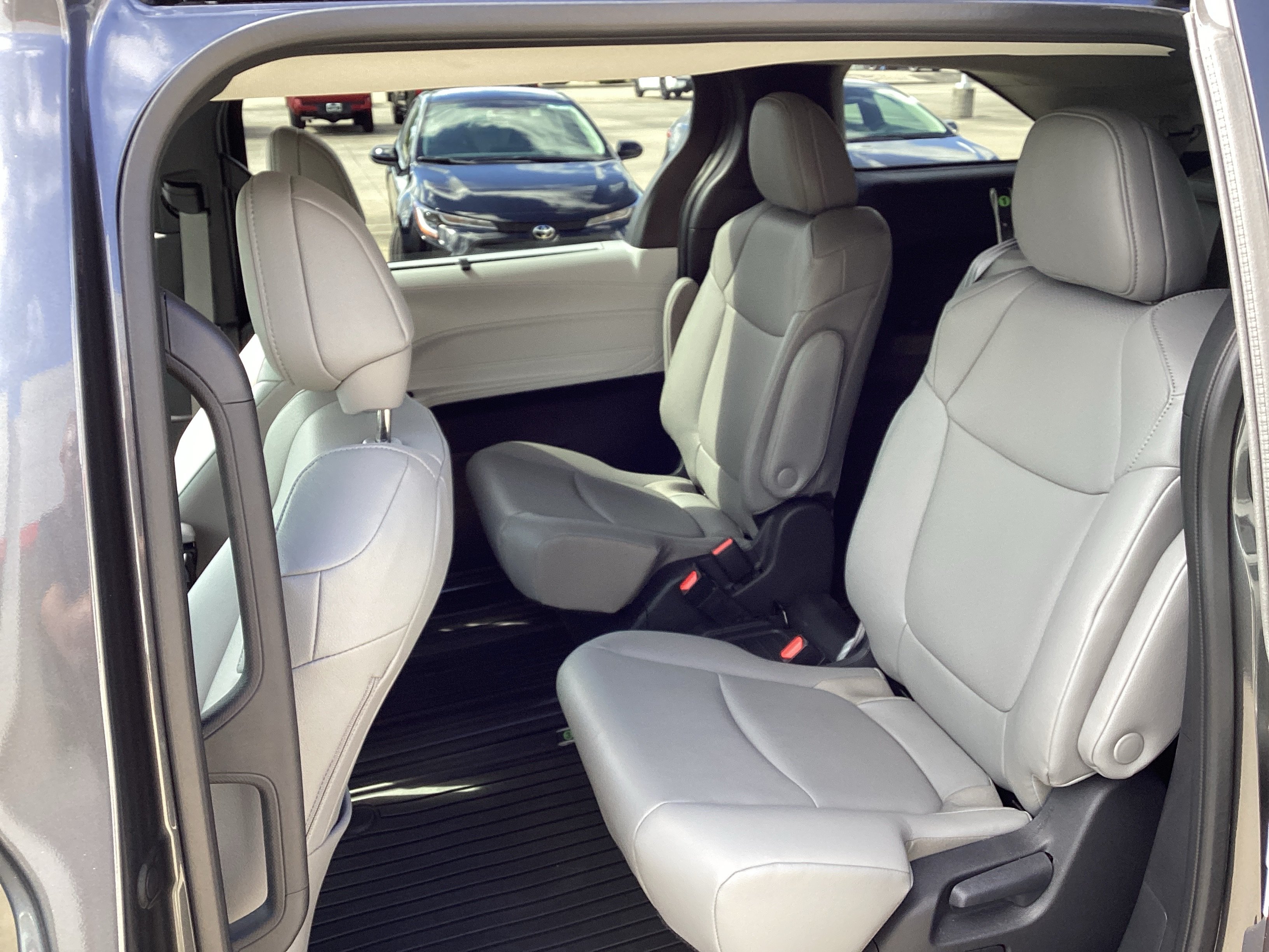 Used 2025 Toyota Sienna XLE w/ XLE Plus Package FWD image 14