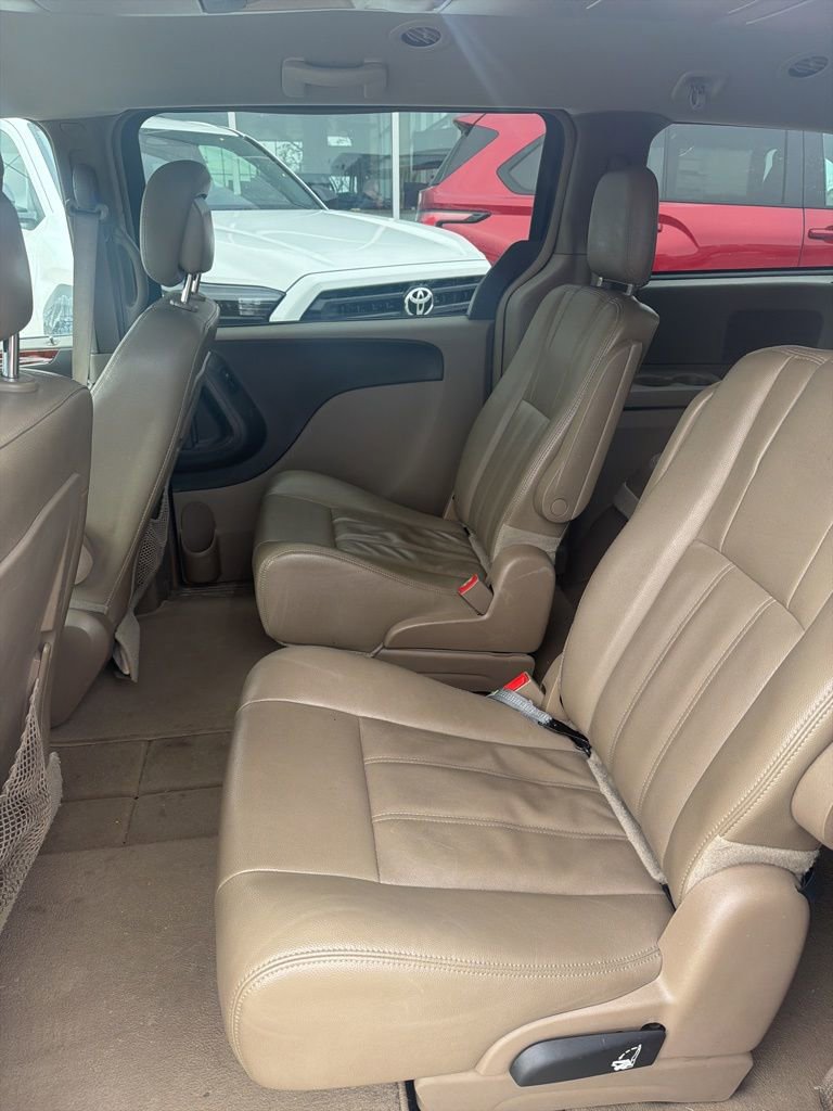 Used 2016 Chrysler Town & Country Touring image 12