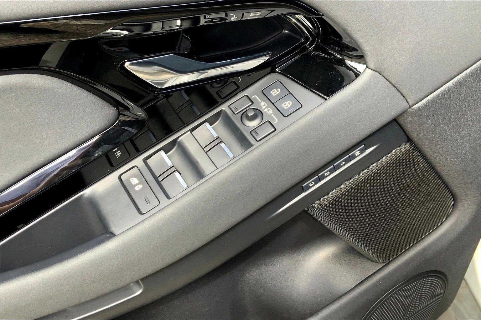 Used 2024 Land Rover Range Rover Evoque Dynamic SE image 35