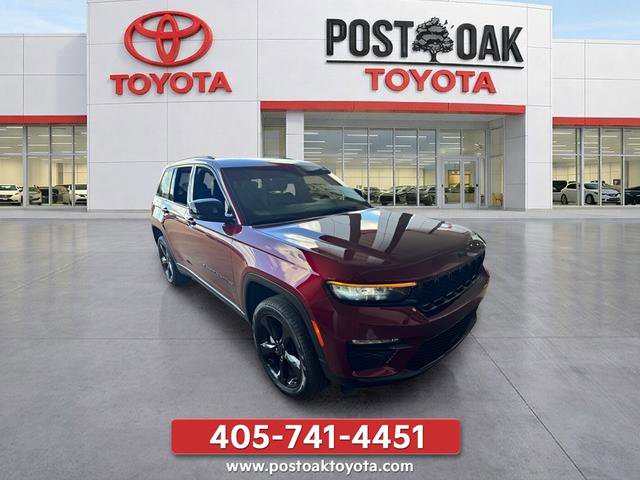 Used 2025 Jeep Grand Cherokee Limited w/ Black Appearance Package AWD/4WD image 2