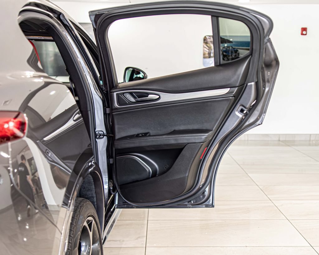 Used 2022 Alfa Romeo Stelvio Veloce AWD/4WD image 40