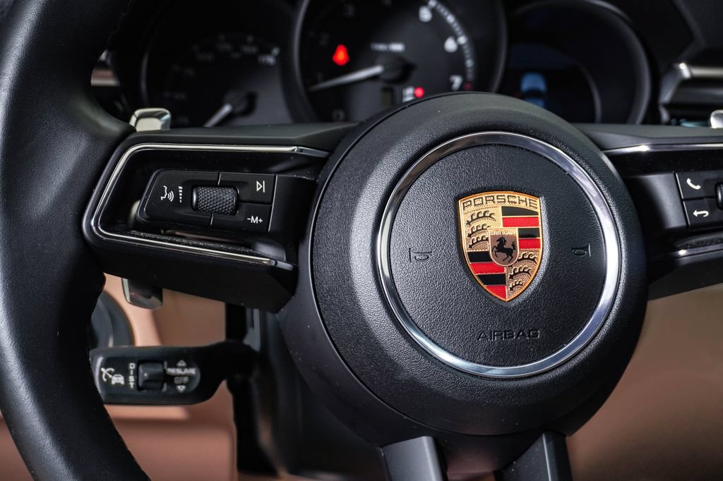 Certified 2025 Porsche Macan AWD/4WD image 19