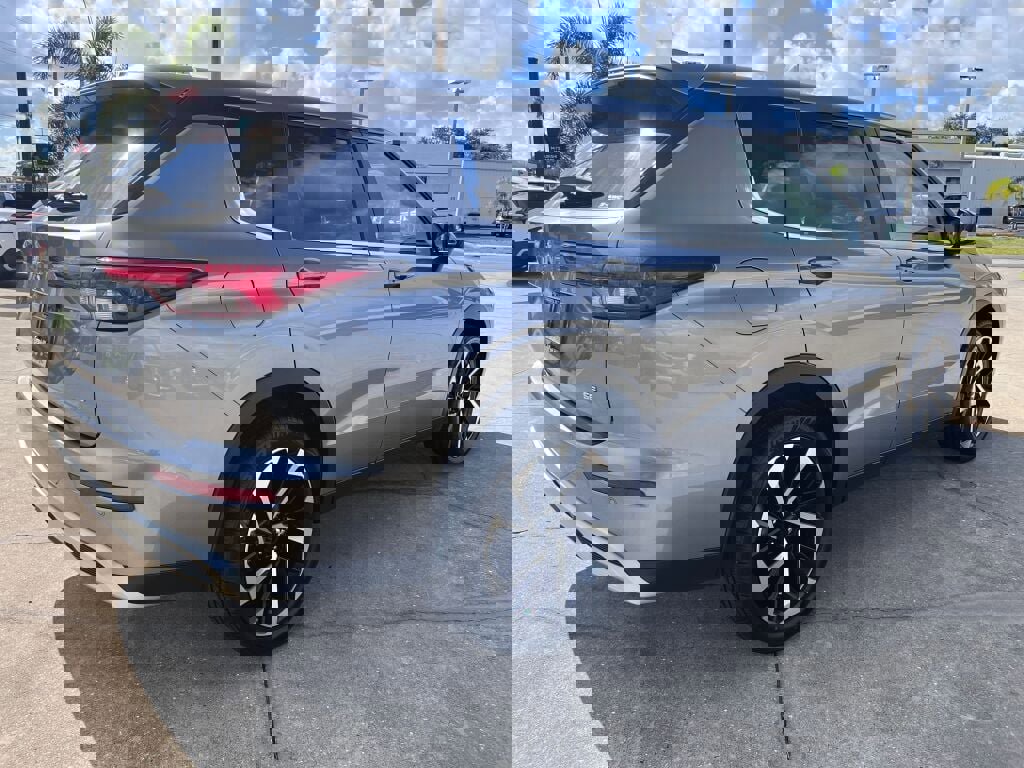 Used 2024 Mitsubishi Outlander SE image 3