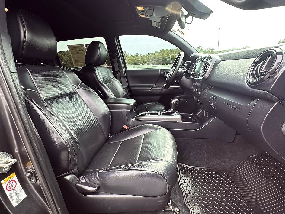 Used 2019 Toyota Tacoma TRD Sport AWD/4WD image 25