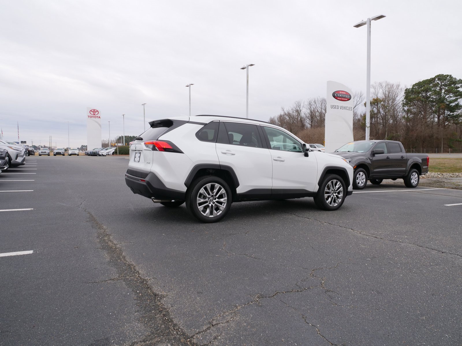 Used 2025 Toyota RAV4 XLE Premium image 4