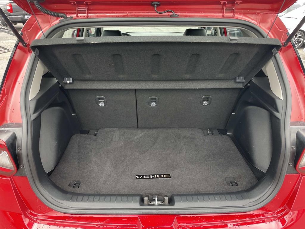 Certified 2022 Hyundai Venue Limited w/ Cargo Package FWD image 24