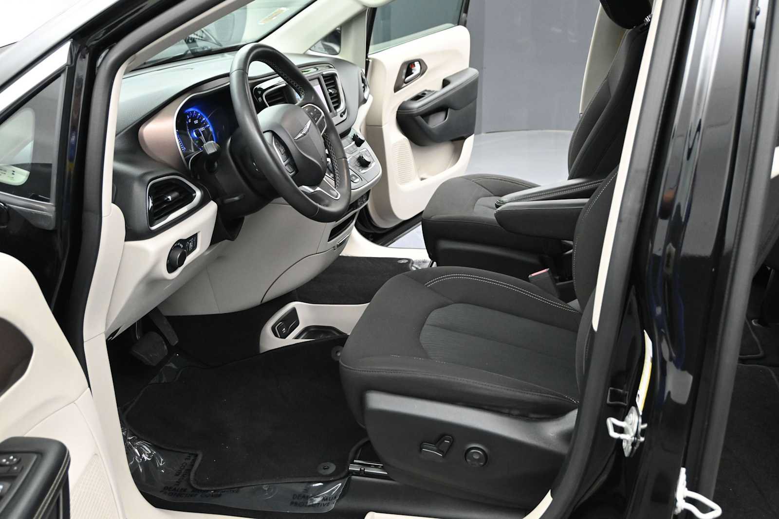 Used 2024 Chrysler Voyager LX FWD image 12