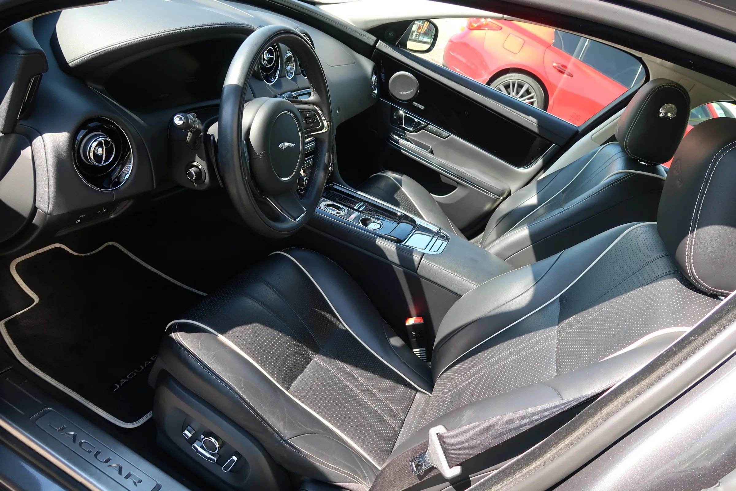 Used 2019 Jaguar XJ R-Sport RWD image 14