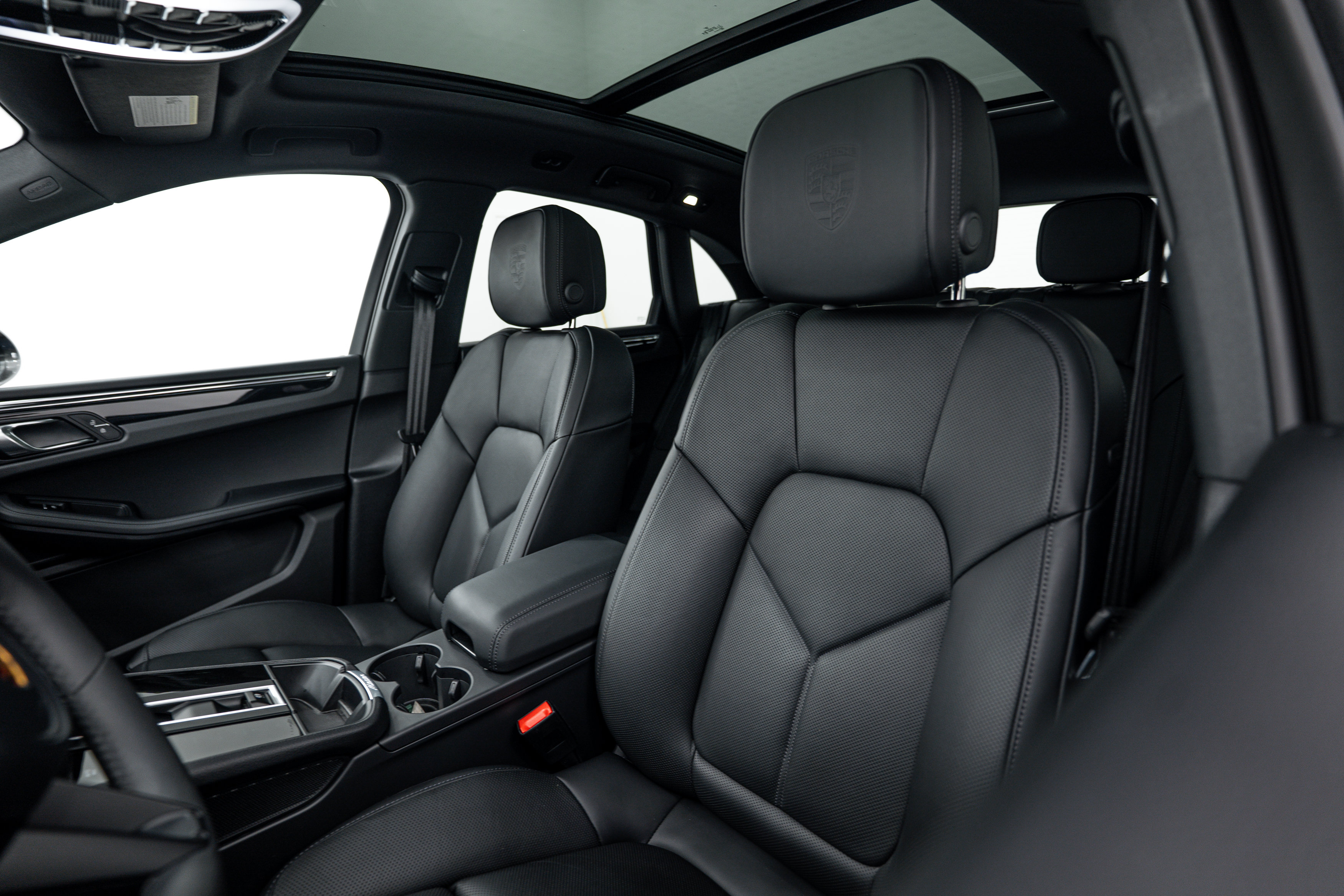 Certified 2026 Porsche Macan Turbo AWD/4WD image 23