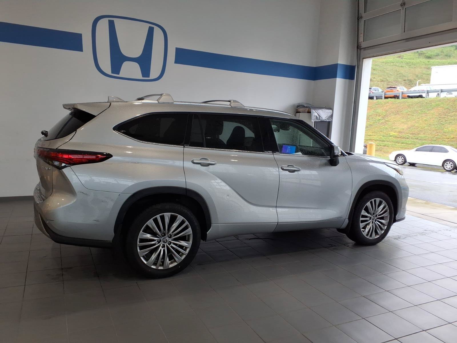Used 2023 Toyota Highlander Platinum AWD/4WD image 4