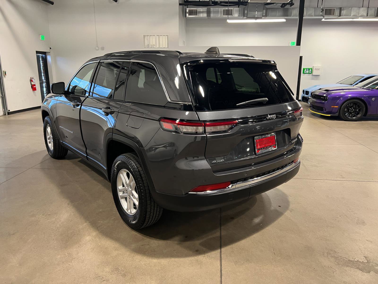 Used 2023 Jeep Grand Cherokee Laredo image 5