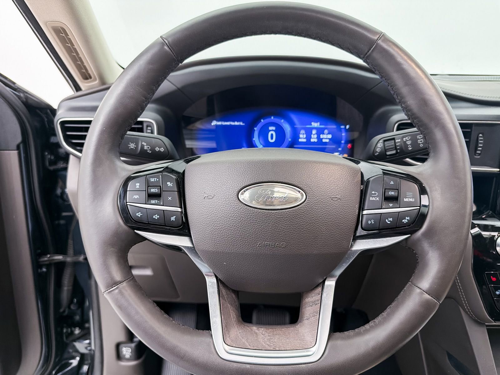 Used 2023 Ford Explorer Platinum w/ Technology Package AWD/4WD image 4