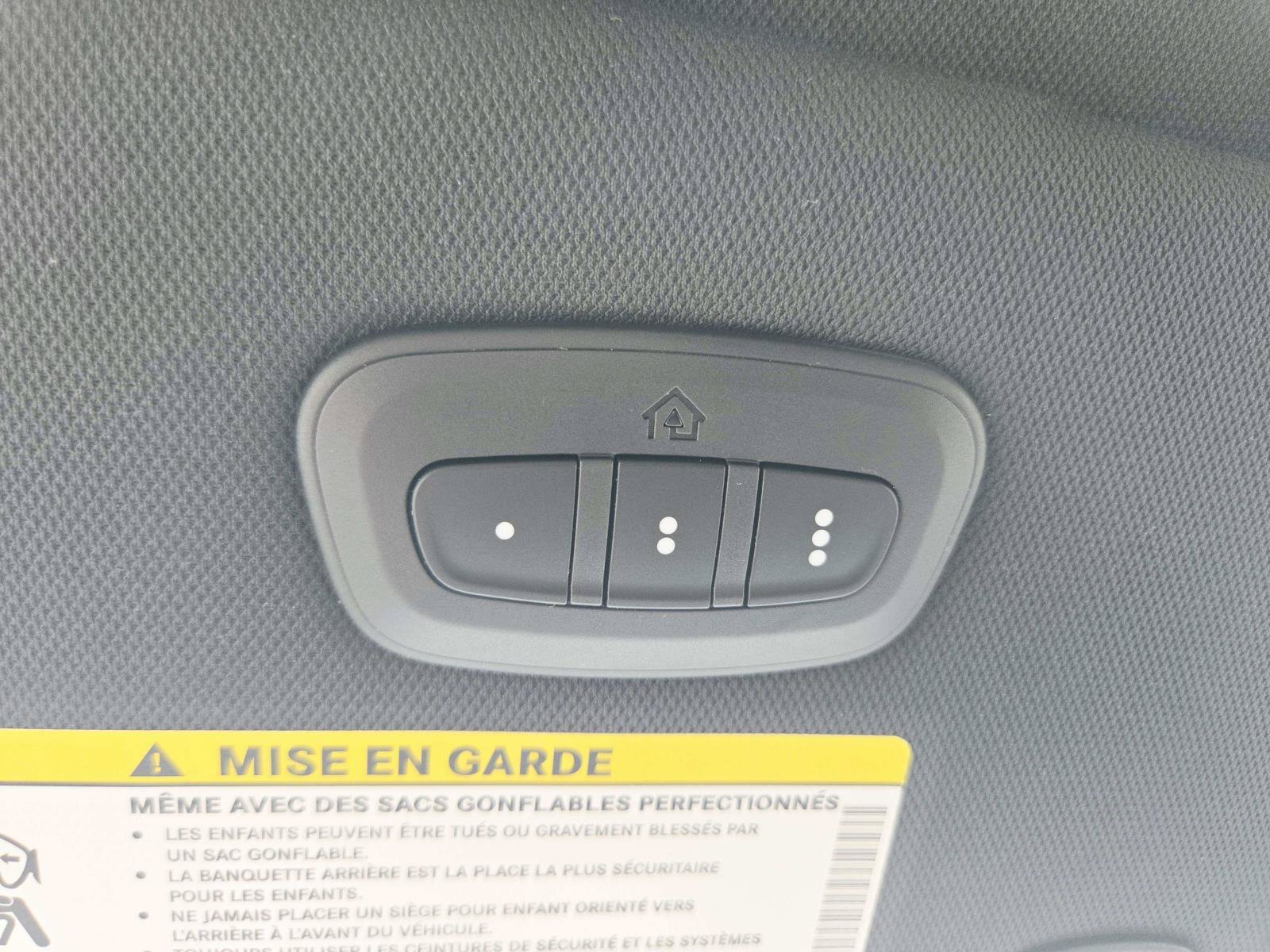 Used 2025 Chrysler Pacifica Limited FWD image 38