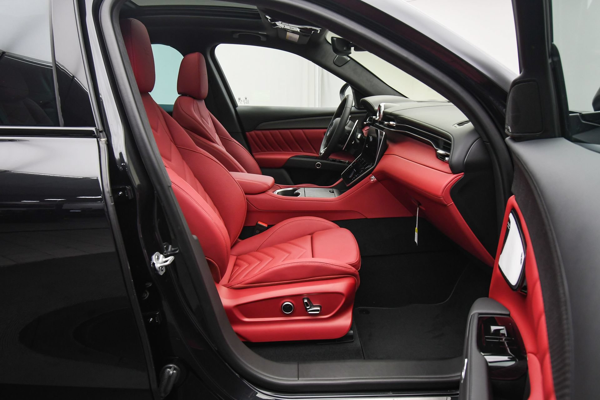 Used 2025 Maserati Grecale Modena AWD/4WD image 47
