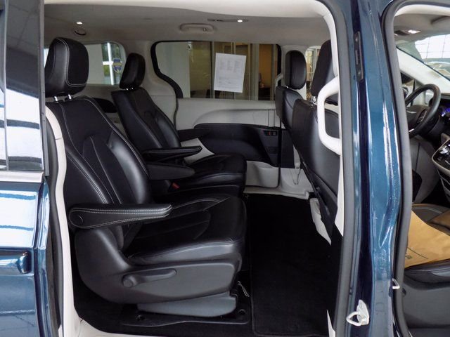 Used 2023 Chrysler Pacifica Touring-L FWD image 30