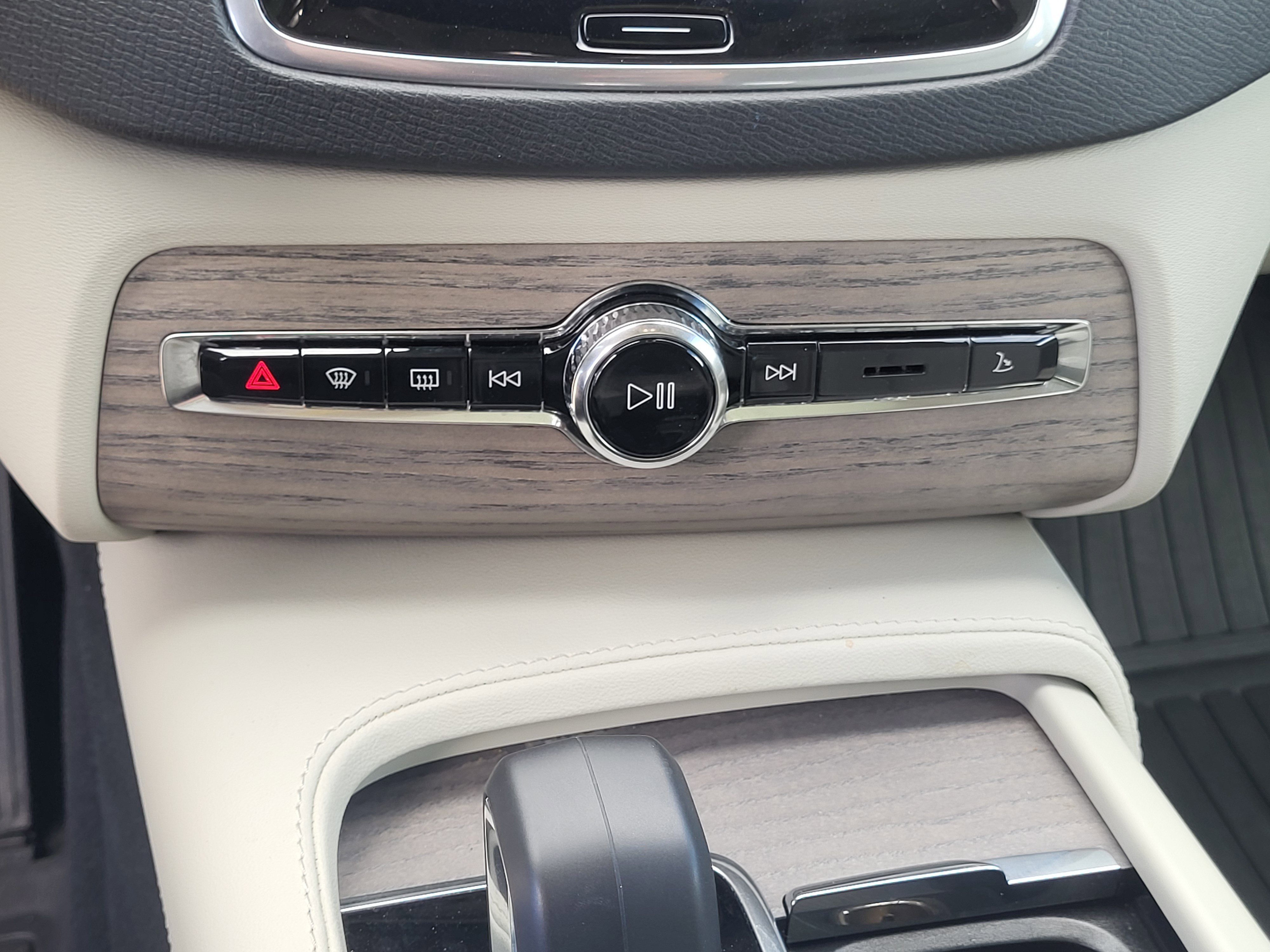 Certified 2024 Volvo XC90 T8 Plus w/ Protection Package Premier image 21