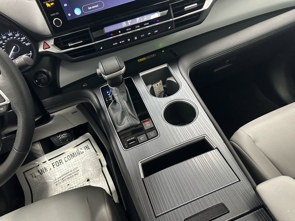 Used 2025 Toyota Sienna XLE image 41