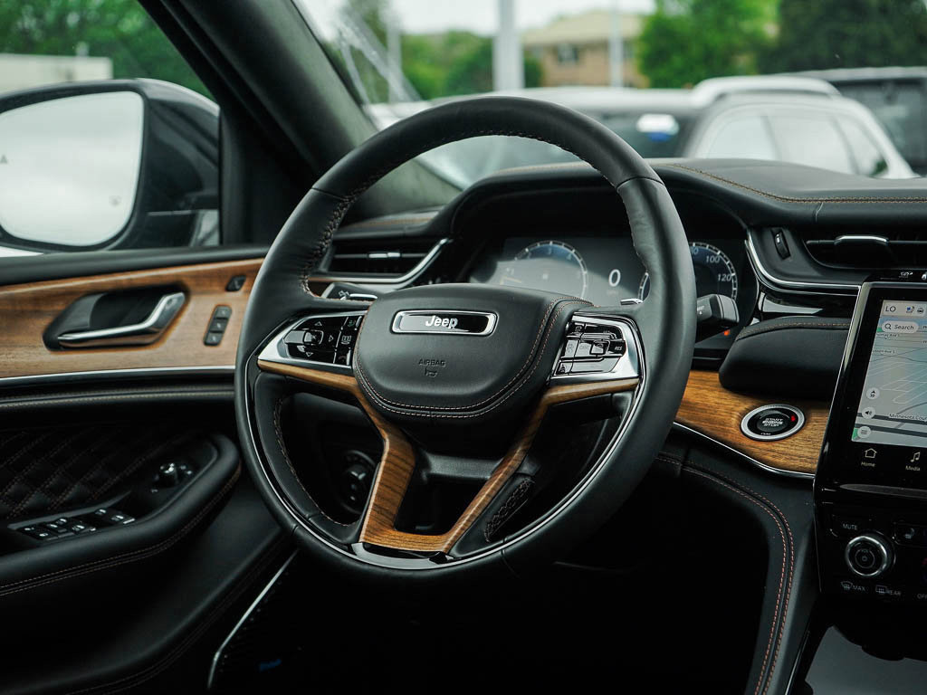 New 2025 Jeep Grand Cherokee Summit image 15