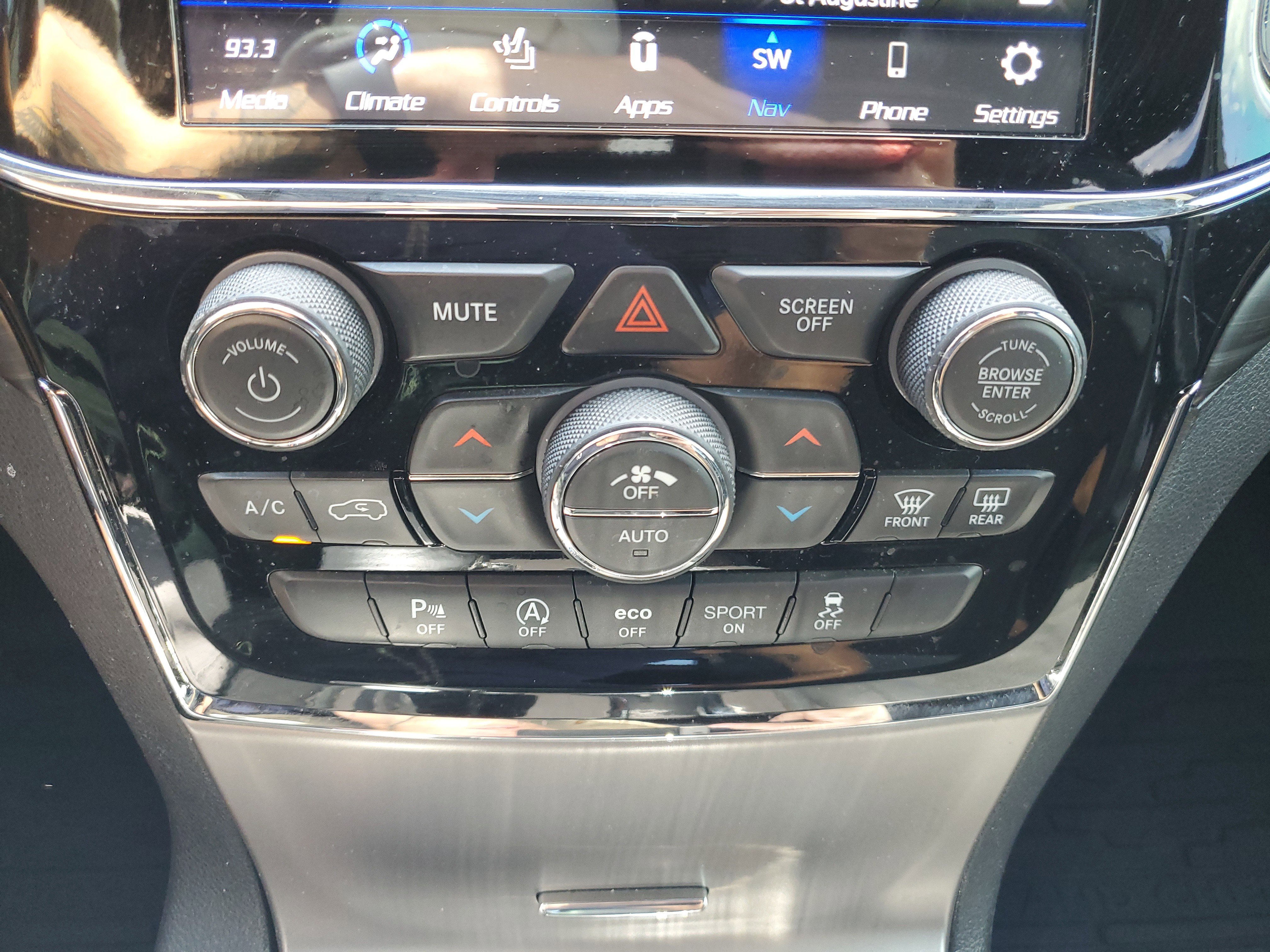 Used 2020 Jeep Grand Cherokee Laredo w/ Laredo X Package image 34