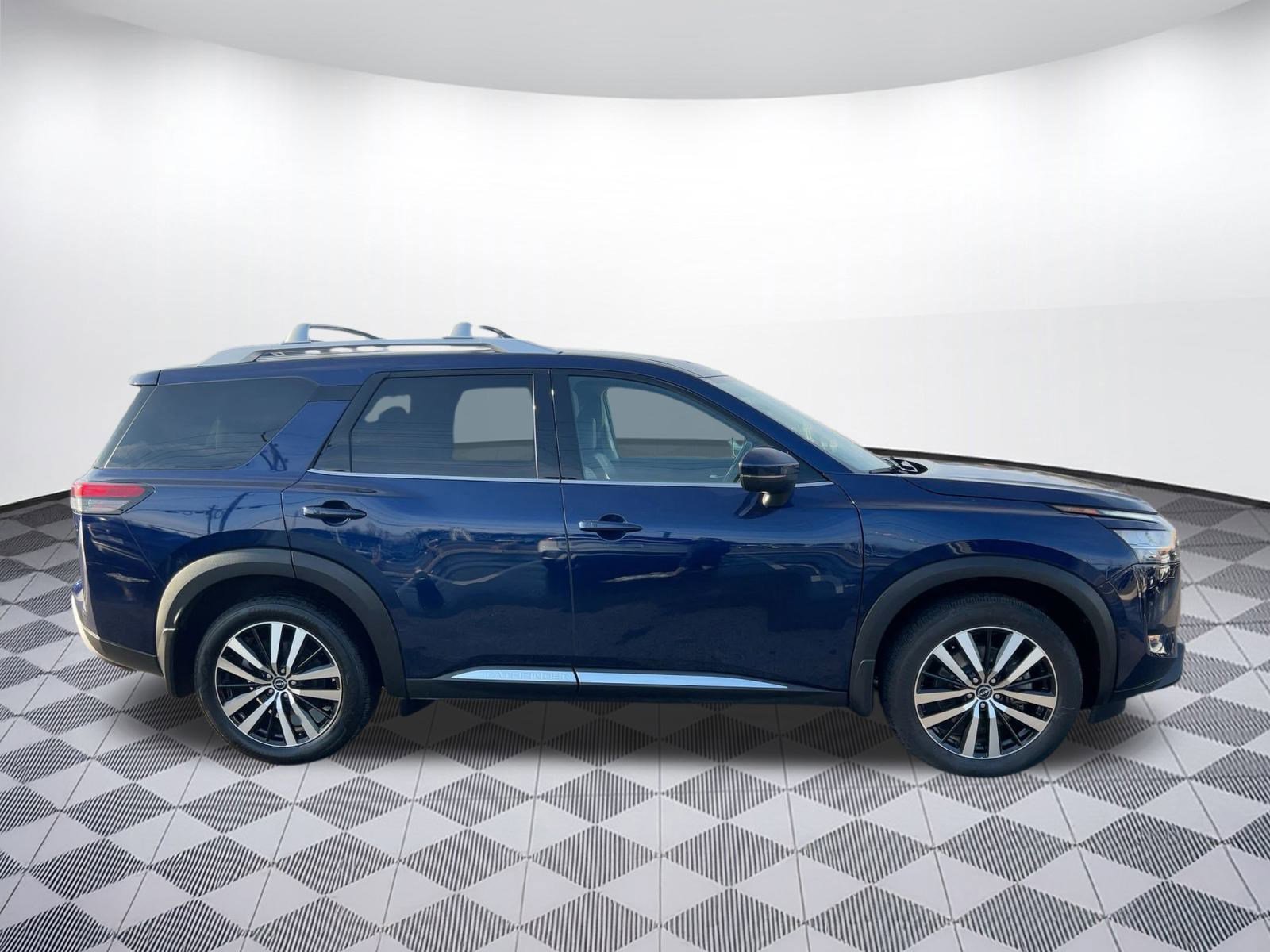 Used 2024 Nissan Pathfinder Platinum w/ Cargo Package image 8