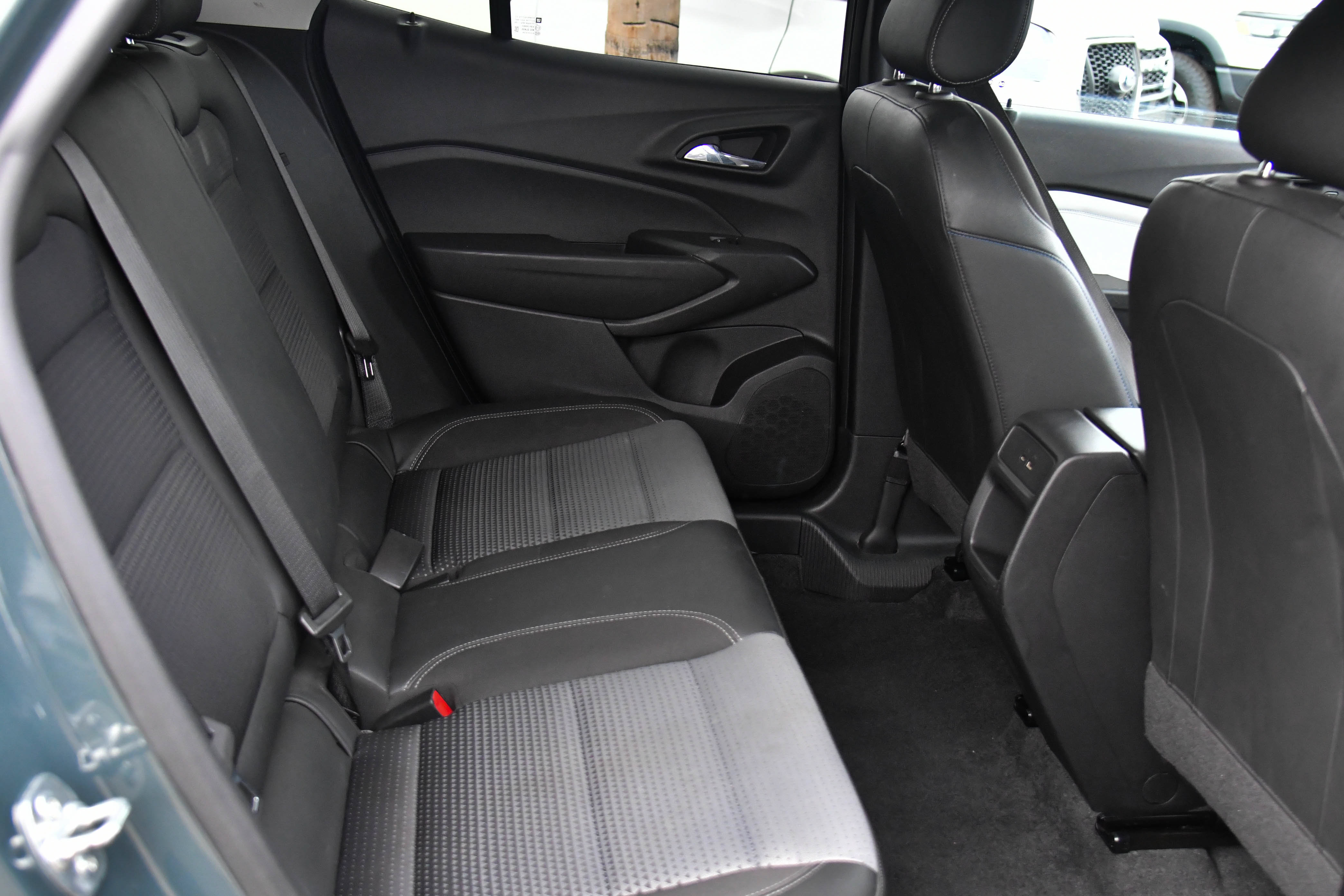 Used 2025 Chevrolet Trax LT FWD image 41