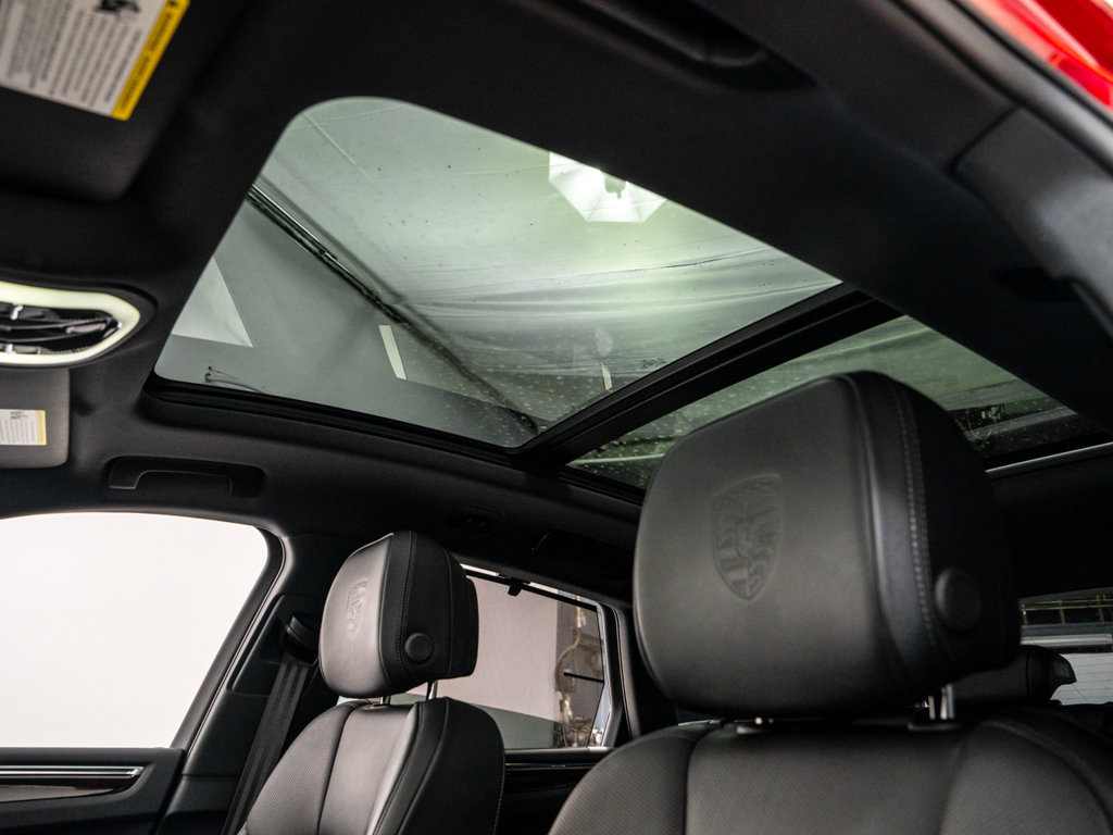 Used 2025 Porsche Macan AWD/4WD image 28