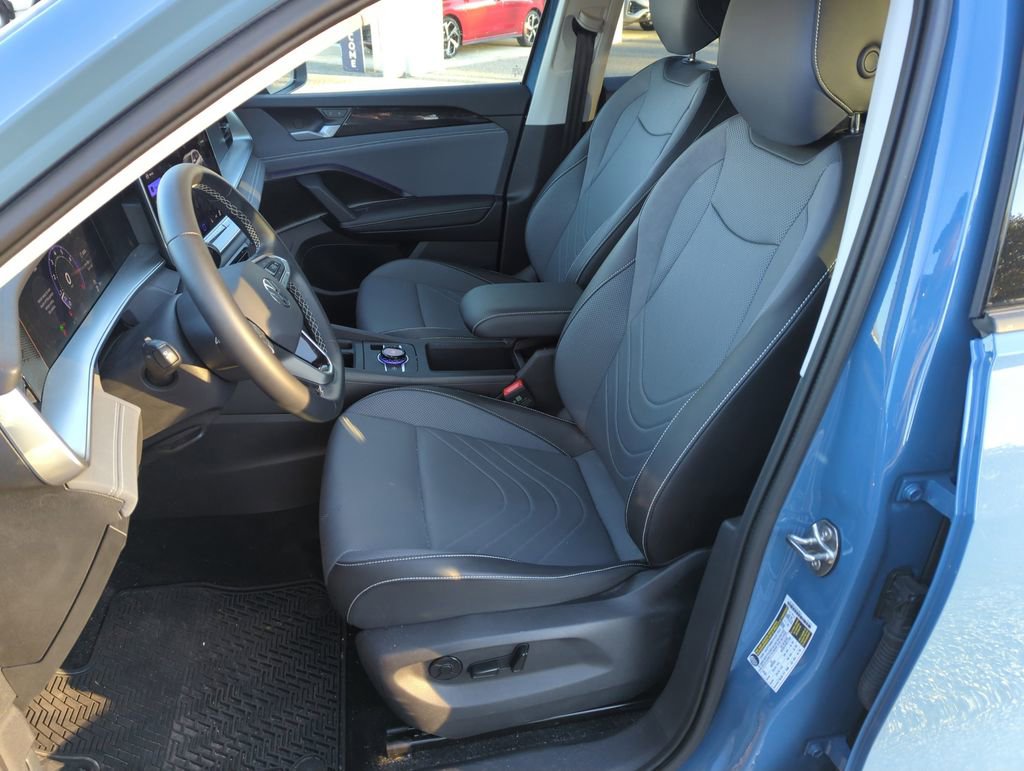 Certified 2025 Volkswagen Tiguan SE image 11