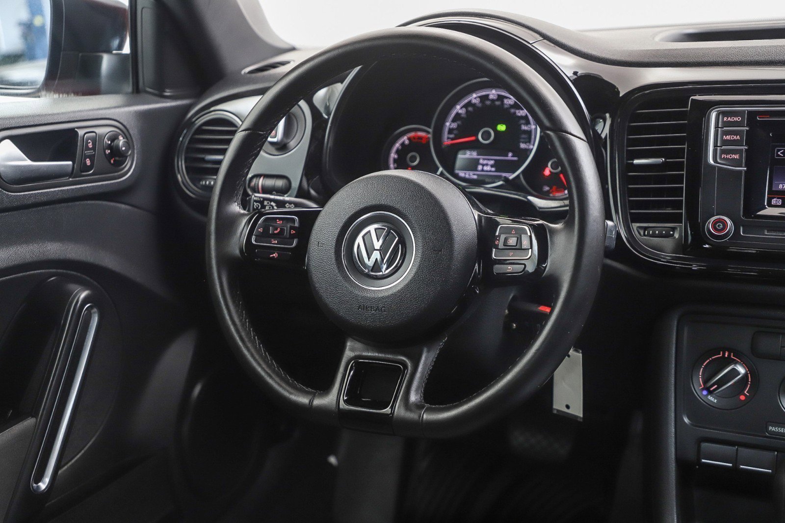 Used 2018 Volkswagen Beetle 2.0T S FWD image 16