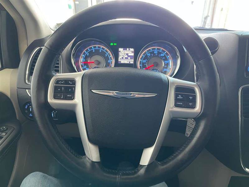 Used 2015 Chrysler Town & Country Touring-L w/ Driver Convenience Group FWD image 57