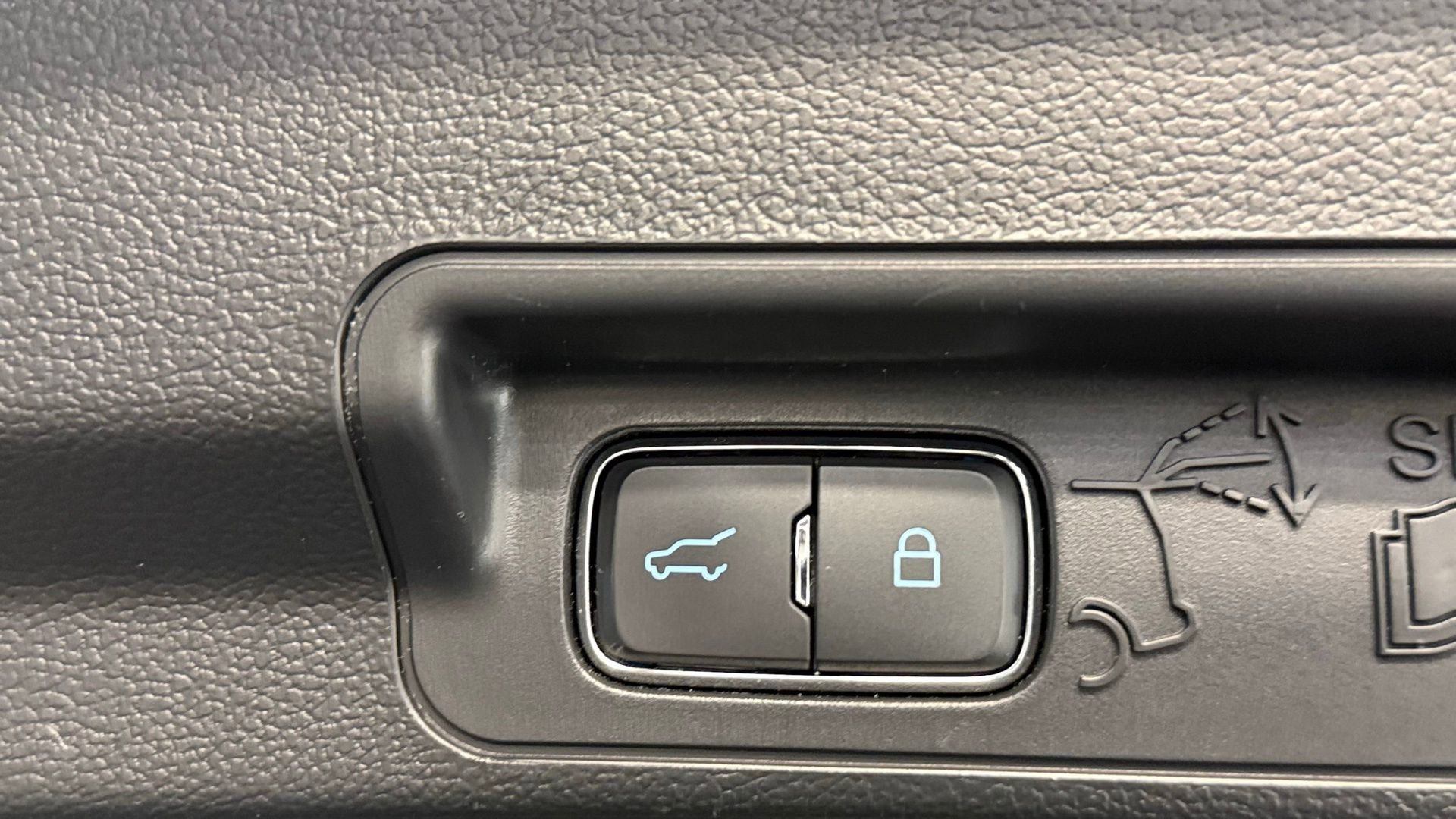 Used 2023 Ford Explorer XLT w/ Equipment Group 202A image 32