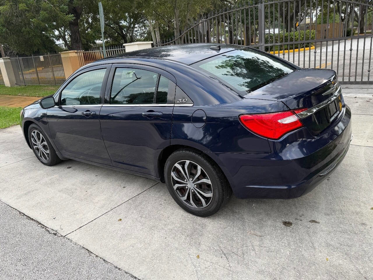 Used 2014 Chrysler 200 LX image 9