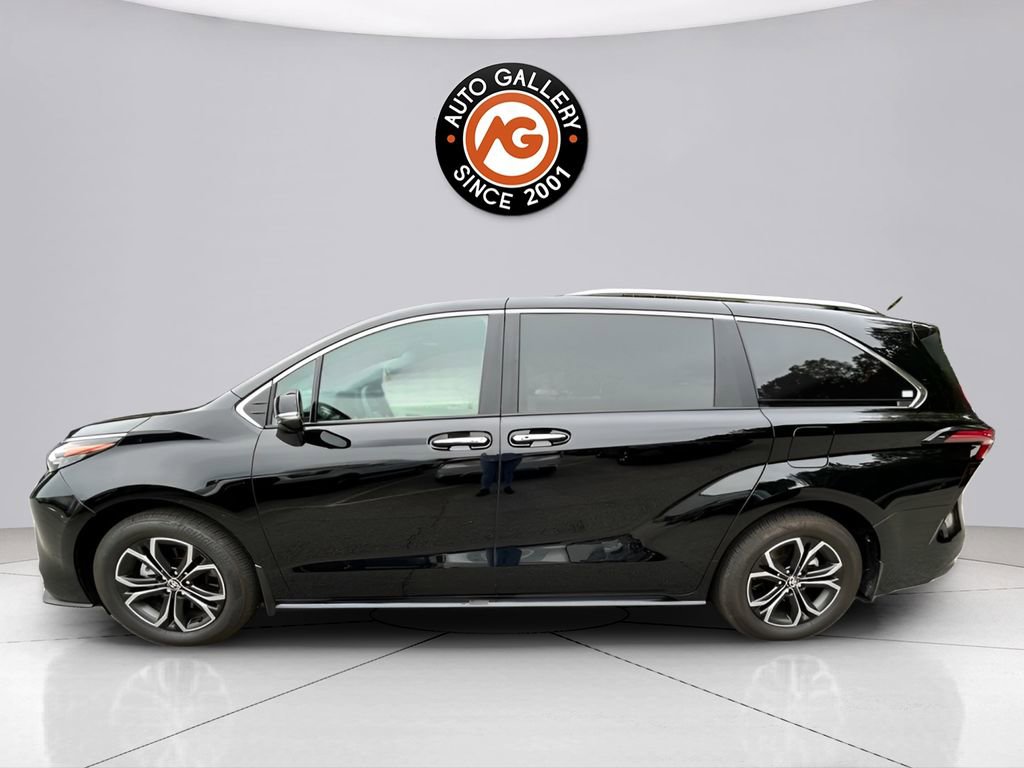 Used 2025 Toyota Sienna Platinum AWD/4WD image 4