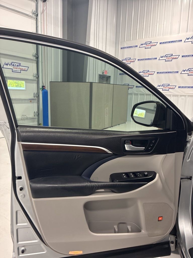 Used 2015 Toyota Highlander Limited AWD/4WD image 15